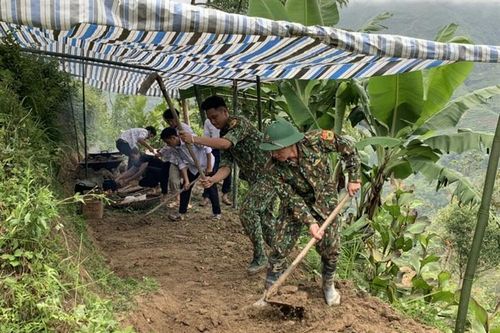 Đồn Biên phòng Thàng Tín hỗ trợ gia đình nạn nhân vụ lở đất gây chết người
