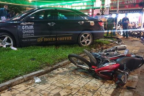 Nữ tài xế lái Toyota Camry tông hàng loạt xe máy, 10 người bị thương