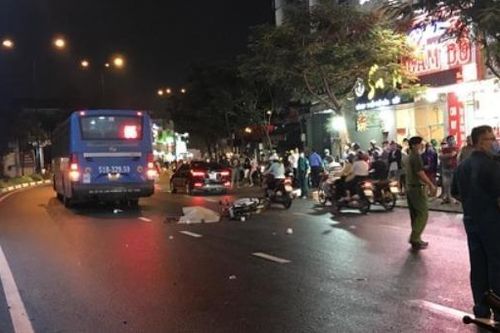 Tin giao thông ngày 13/8: Người đàn ông ngã xuống đường bị xe buýt cán tử vong, truy tìm tài xế xe ben gây tai nạn liên hoàn