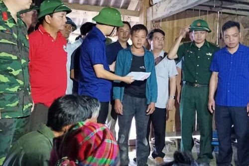 Hai anh em đang ngủ bị đất đá vùi tử vong