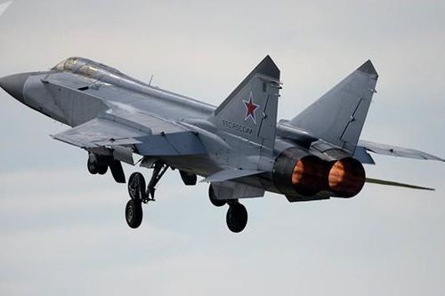 'Chim sắt' MiG-31 Nga vỡ lốp, hạ cánh tóe lửa trên đường băng