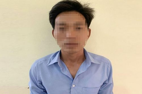 Gã đàn ông dâm ô với bé gái ở nơi công cộng