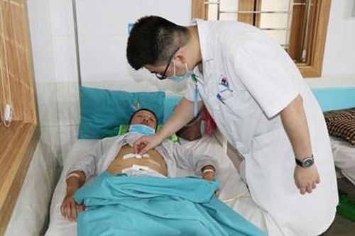 Người đàn ông thủng ruột vì... thói quen ngậm tăm