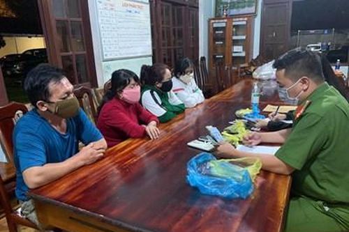 Bắt quả tang nhiều phụ nữ đang 'say sưa' đánh bạc giữa đại dịch