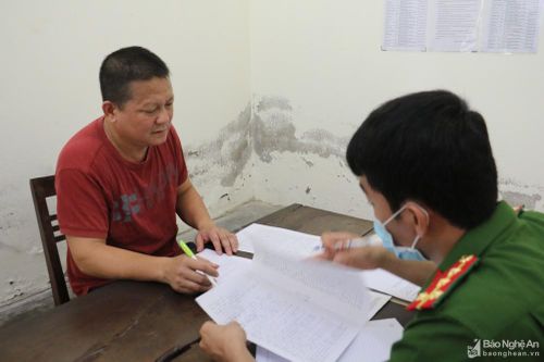 Cho vay lãi nặng rồi ép con nợ viết giấy nhận tiền