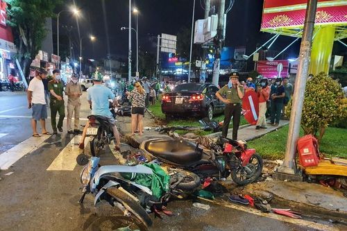TP.HCM: Xe ôtô đâm hàng loạt xe máy, nhiều người bị thương
