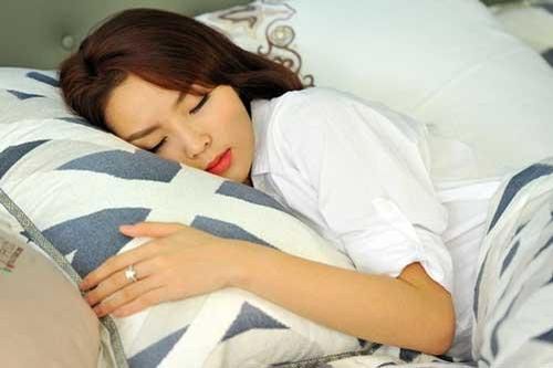 Những sai lầm khi ngủ dễ khiến da mặt nhăn nheo từng ngày, ảnh hưởng cả đốt sống