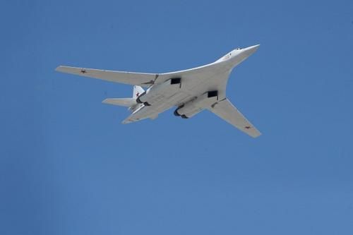 Mỹ giật mình khi Tu-160 mang vũ khí bí mật áp sát