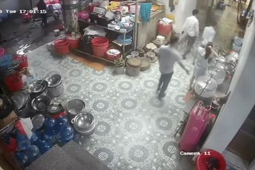 Clip: Sàm sỡ cô gái lạ trong quán ăn, nam thanh niên nhận bài học nhớ đời