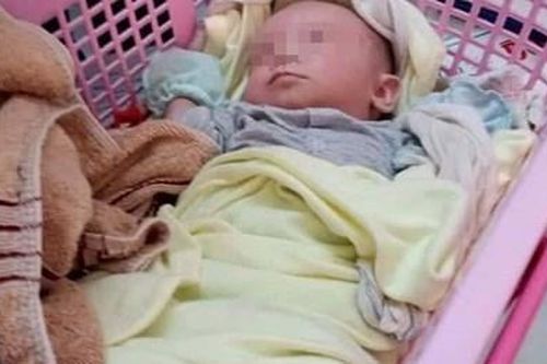 Đi làm đồng, người dân phát hiện bé trai 10 ngày tuổi bị bỏ rơi bên đường kèm bức thư tay của người mẹ để lại