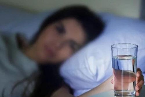 2 vật để cạnh giường khi ngủ quý hơn thuốc bổ
