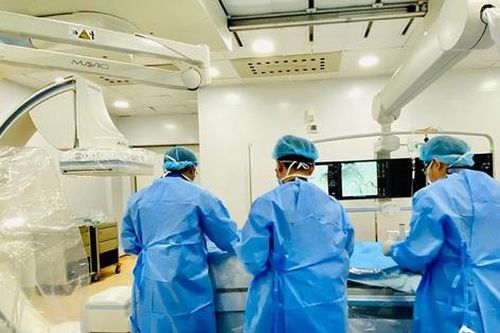 Cứu sống bệnh nhân ngưng tim, ngưng thở do 'ho ra máu sét đánh'