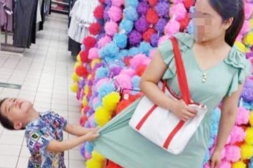 Con nằng nặc đòi mua đồ chơi, người mẹ nói 1 câu, chủ cửa hàng phải vỗ tay khen