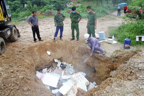 Tiêu hủy 2 lô hàng không rõ nguồn gốc, xuất xứ