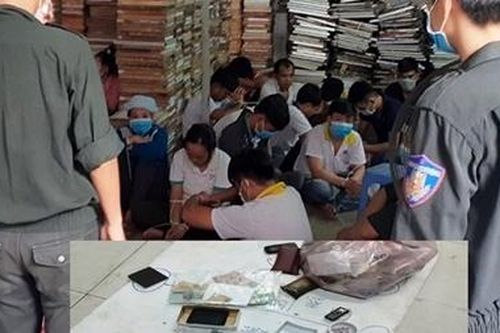 40 công nhân tranh thủ nghỉ trưa sát phạt hơn trăm triệu đồng