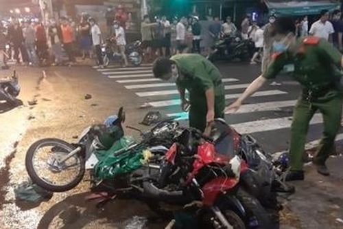 Ô tô 'lùa' nhiều xe máy dừng đèn đỏ, ít nhất 5 người bị thương