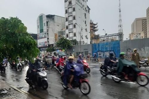 TPHCM: Ô tô đâm dải phân cách, nữ tài xế nhanh tay tháo biển số
