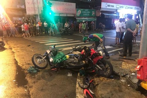 Một phụ nữ lái ô tô tông hàng loạt xe máy ở Sài Gòn, hơn 10 người bị thương
