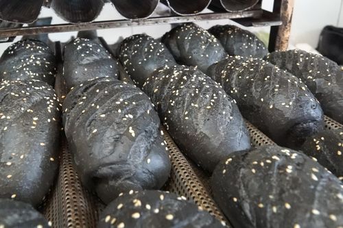 Cận cảnh bánh mì 'bóng đêm' gây sốt ở TP.HCM