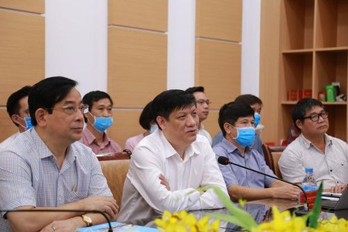Bộ Y tế tiếp tục cử giáo sư giỏi vào Huế, Quảng Nam cứu bệnh nhân COVID-19 nặng