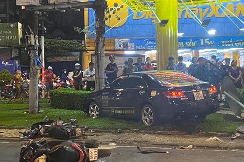 Ô tô Camry tông hàng loạt xe máy ở TP.HCM, nhiều người bị thương