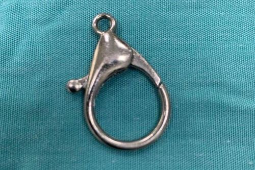 Gắp móc khóa từ trong thực quản bé trai 6 tuổi