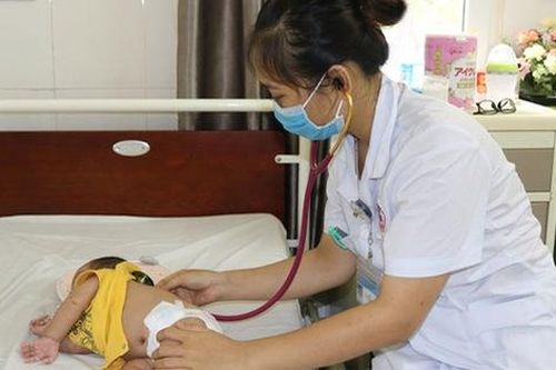 Bác sĩ cảnh báo: Vì e ngại dịch nên không đưa đến viện sớm, bé 1,5 tháng tuổi bị viêm phổi nặng, co giật toàn thân