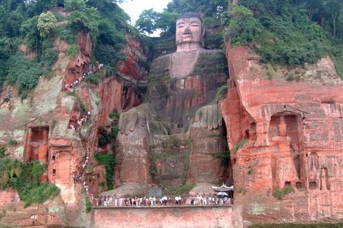 Tin lũ lụt mới nhất ở Trung Quốc: Sập đường, nước dâng cao, di tích tượng Phật lớn nhất thế giới phải dừng đón khách