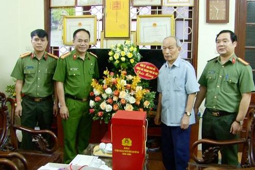 Thăm hỏi các đồng chí nguyên lãnh đạo Công an thành phố Hà Nội