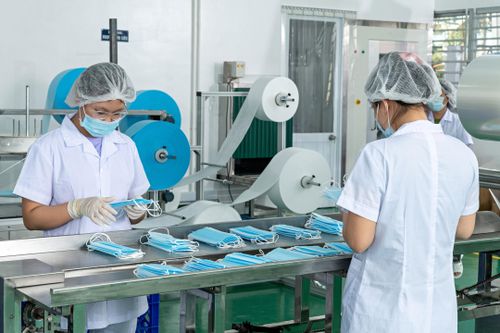 Bên trong hai nhà máy sản xuất khẩu trang rộng 7 ha