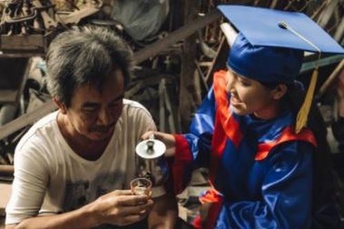 Chụp ảnh kỷ yếu 0 đồng với bố sửa xe, mẹ bán hàng