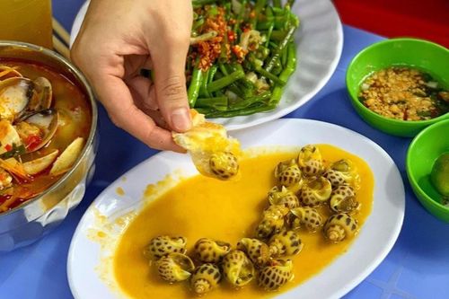 Ốc hương và loạt món ngon kết hợp trứng muối tại TP.HCM