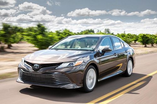 Giá xe ôtô hôm nay 14/8: Toyota Camry có giá 1,029-1,235 tỷ đồng