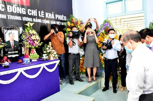 Lãnh đạo, Nhân dân Thừa Thiên Huế dâng hương tiễn biệt nguyên Tổng Bí thư Lê Khả Phiêu