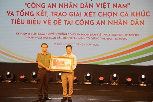 Phát hành bộ tem bưu chính và trao thưởng cho các tác giả có ca khúc tiêu biểu về CAND