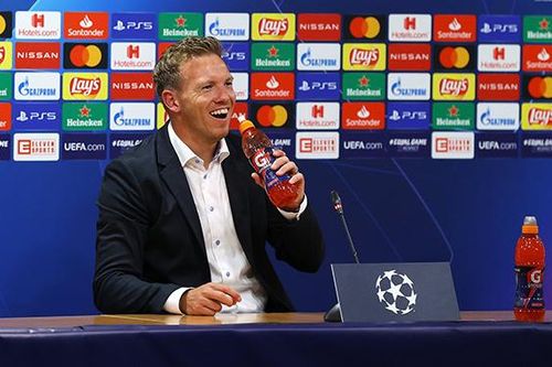 HLV ít tuổi hơn cả Messi và Ronaldo đi vào lịch sử Champions League