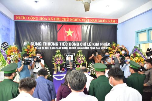 Bà con làng Rồng lập bàn thờ nguyên Tổng Bí thư Lê Khả Phiêu