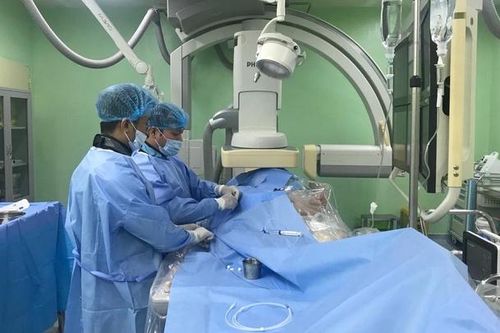 Cứu sống bệnh nhân ho ra máu 'sét đánh'