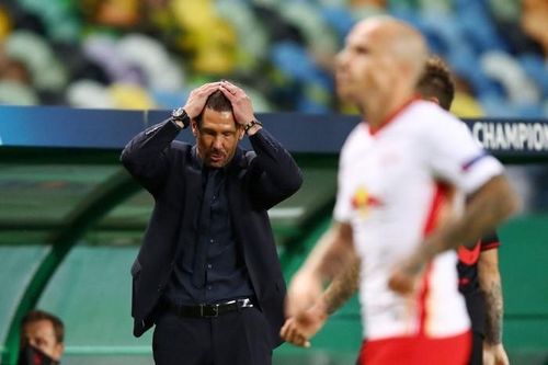 HLV Simeone thẫn thờ nhìn RB Leipzig vào bán kết