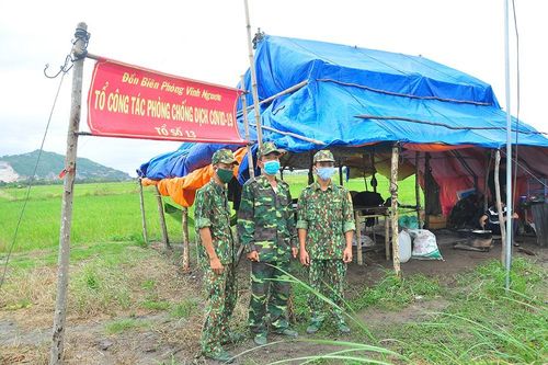 Người dân tiếp tế cho bộ đội chống dịch ở biên giới