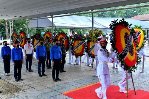 Đoàn T.Ư Đoàn viếng nguyên Tổng Bí thư Lê Khả Phiêu