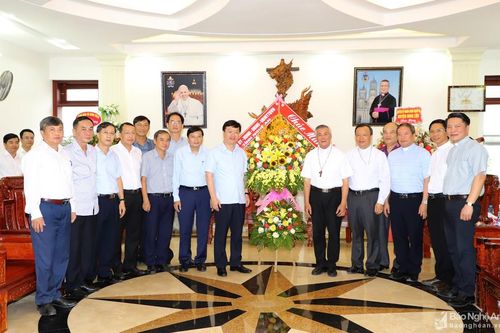 Đoàn công tác tỉnh Nghệ An chúc mừng Giáo phận Vinh nhân dịp Lễ Quan thầy