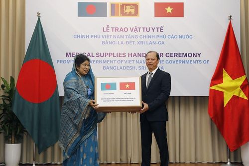 Trao vật tư y tế hỗ trợ Bangladesh và Sri Lanka phòng, chống dịch