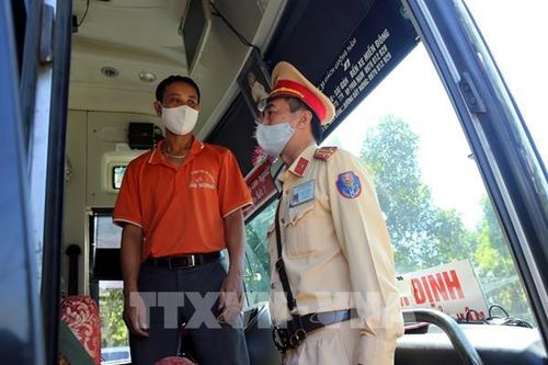 Hà Nội tái diễn tình trạng xe khách chạy 'rùa bò', dừng đỗ bắt khách