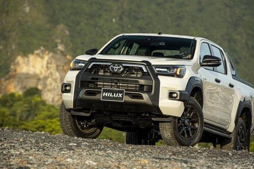Toyota Hilux 2020 chính thức ra mắt sẽ là đối thủ xứng tầm của Ford Range