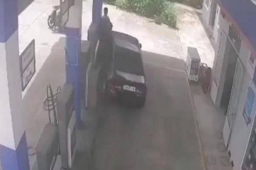 Người phụ nữ đạp nhầm chân ga khi vào bơm xăng, suýt gây họa lớn