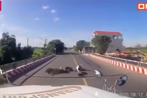 Clip 2 thanh niên phóng xe tốc độ cao tông phải người phụ nữ đi xe đạp, tình huống té ngã sau đó khiến dân mạng 'thót tim'