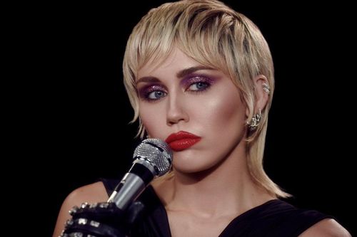 Miley Cyrus trở lại ngoạn mục với MV 'Midnight Sky', tuyên bố hùng hồn: 'Tôi không thuộc về ai'