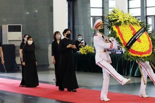 Đoàn Ban Chấp hành TƯ Hội LHPN Việt Nam viếng nguyên Tổng Bí thư Lê Khả Phiêu