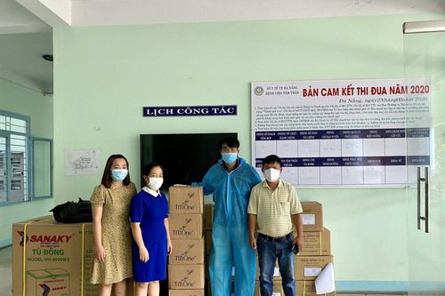 Trao 2.000 chai nước sát khuẩn ân tình từ miền Nam
